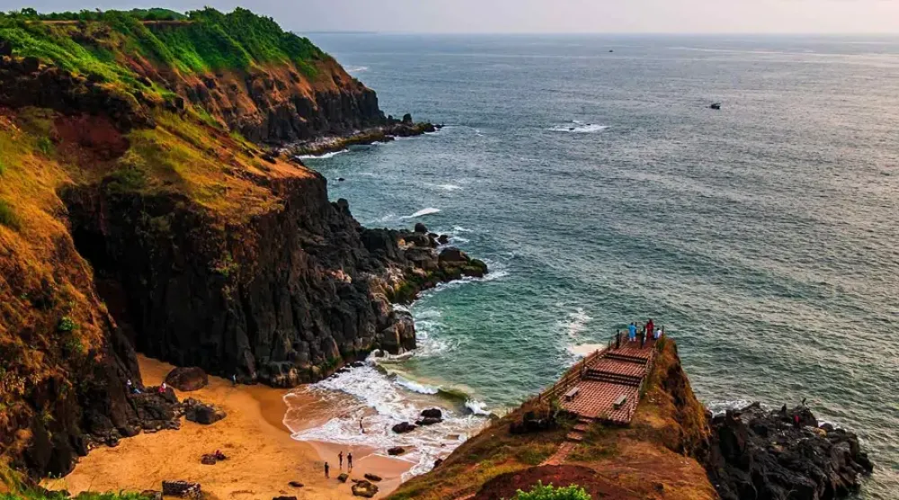  10 Must-Visit Beaches in Ratnagiri: A Guide to Heritage and Scenic Beauty.